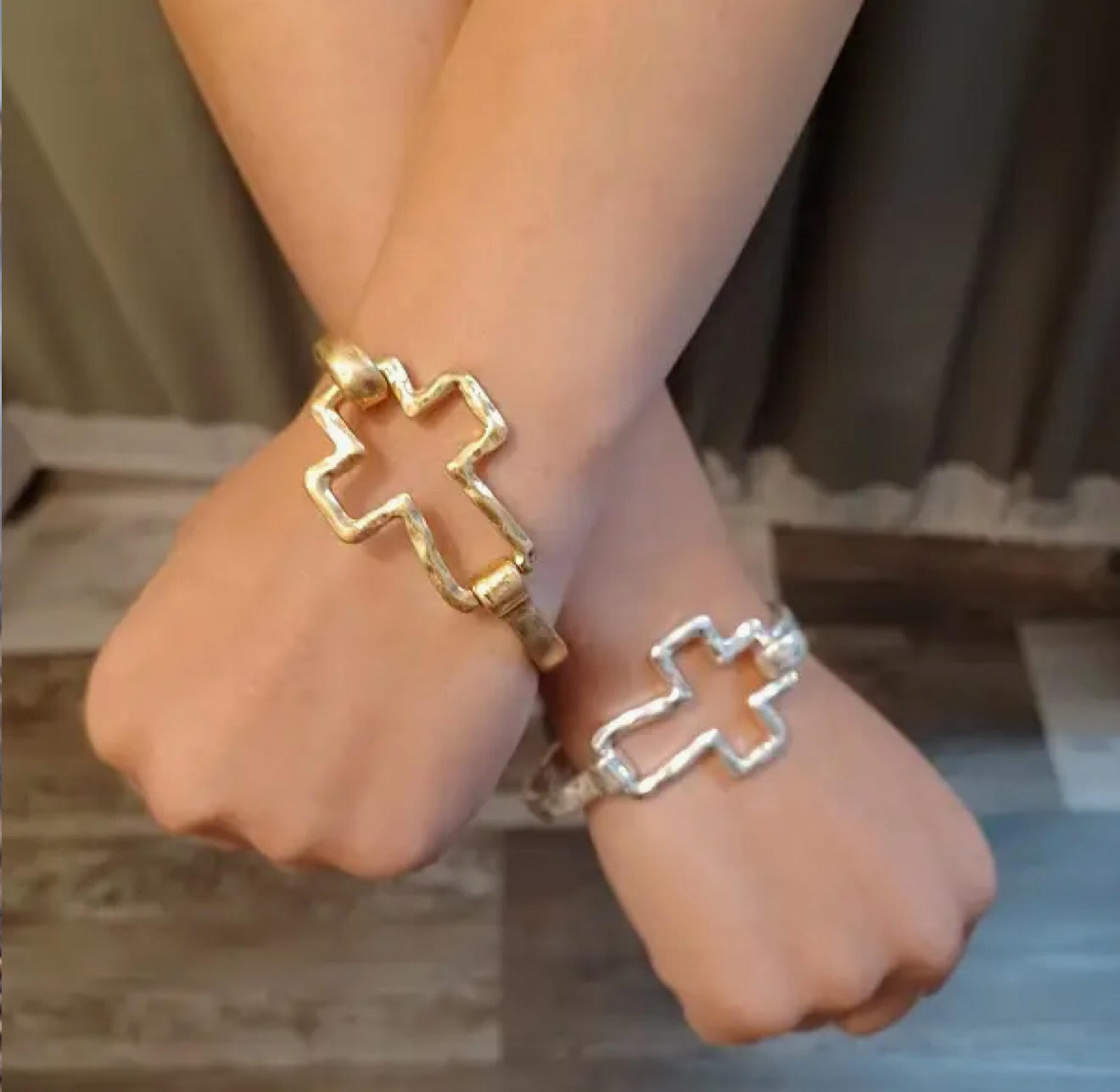Cross Bracelet (Gold or Silver)